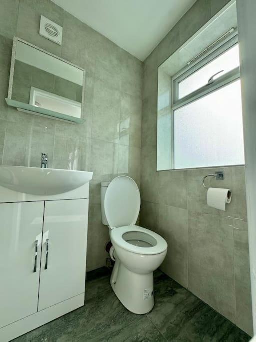 Apartamento Flat On High Street Saltdean Exterior foto